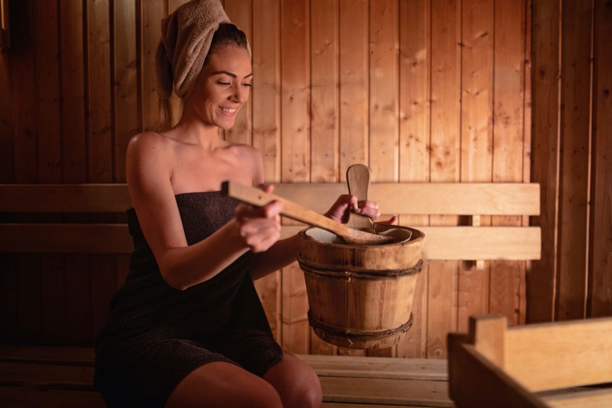 femme lors d'une séance de sauna